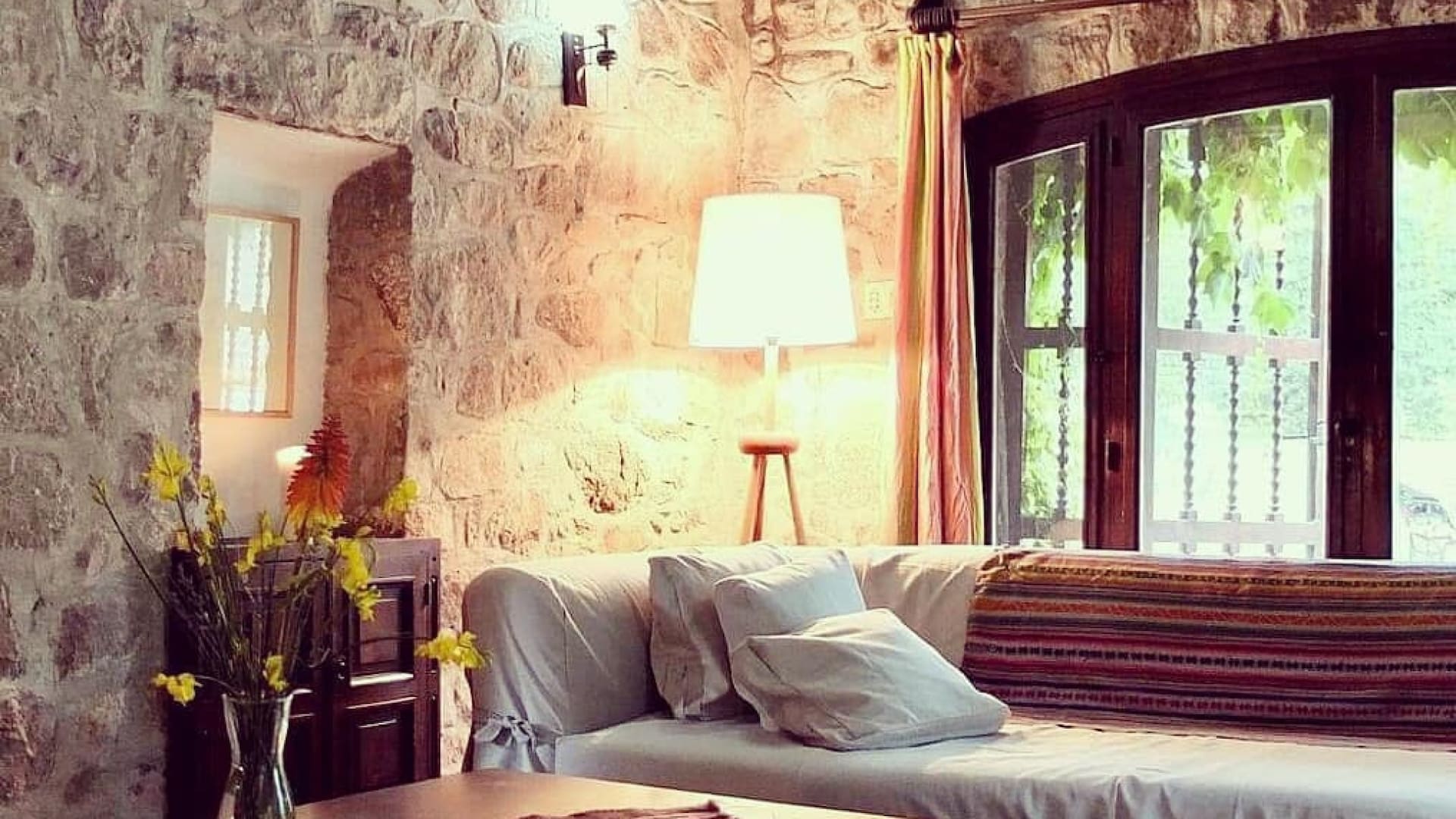 Uno de los espacios interiores de la acogedora La Baguala, en La Cumbre, Córdoba