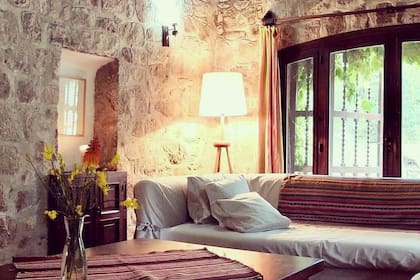 Uno de los espacios interiores de la acogedora La Baguala, en La Cumbre, Córdoba
