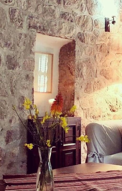 Uno de los espacios interiores de la acogedora La Baguala, en La Cumbre, Córdoba