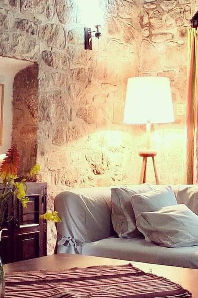 Uno de los espacios interiores de la acogedora La Baguala, en La Cumbre, Córdoba