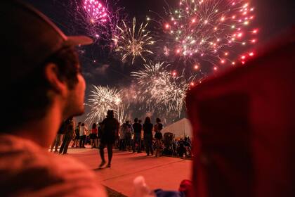Uno de los espectáculos de fuegos artificiales más grandes de Dallas-Fort Worth se realiza en el Panther Island Pavilion