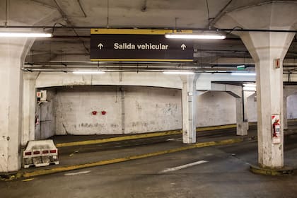 Uno de los estacionamientos que hay debajo de la avenida.