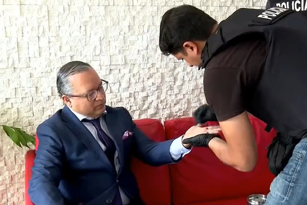 Uno de los explosivos detonó y lastimó la mano de un conductor de un noticieron