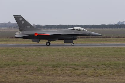 Uno de los F-16 en la base de Río Cuarto