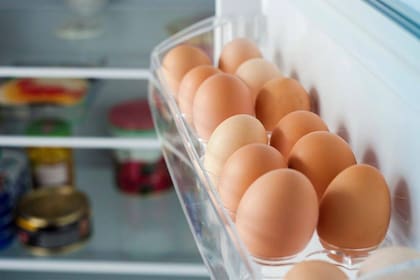 Uno de los factores que influye directamente en la duración de los huevos es su forma de almacenamiento. Se recomienda guardarlos en la heladera con la cáscara para limitar la acumulación de bacterias