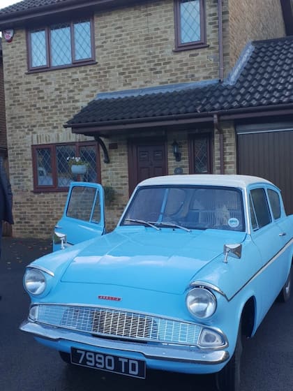 Uno de los fanáticos de Harry Potter apareció en el garaje de la casa con un auto similar al de los tíos de Harry y con una lechuza en su interior