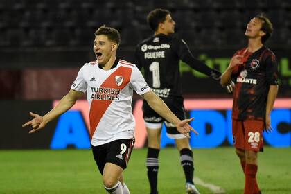 Uno de los festejos de Julián Álvarez, el joven que mostró por qué fue citado al seleccionado nacional.