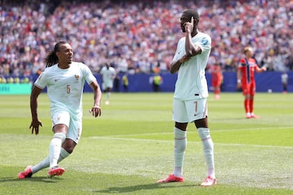 Uno de los festejos de Ousmane Dembele en una tarde mágica