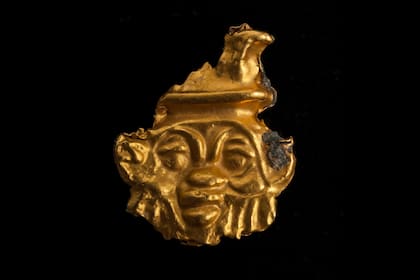 Uno de los fragmentos recuperados de los restos de la antigua embarcación militar descubierta en la ciudad hundida de Heracleion