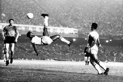 Uno de los goles fantásticos de la carrera de Pelé, uno de los más brillantes futbolistas de la historia del fútbol.
