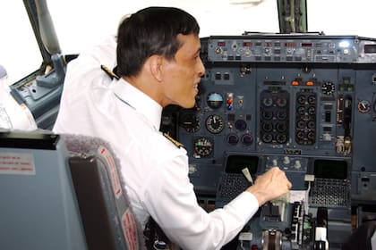 Uno de los grandes pasatiempos del monarca tailandés es volar aviones
