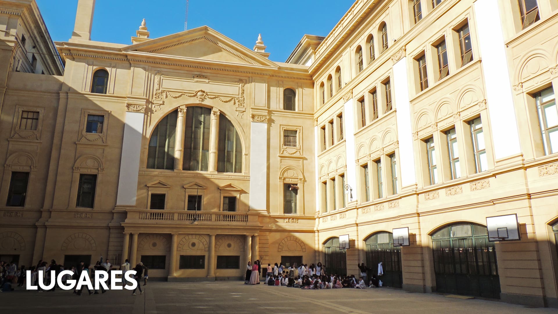 Uno de los grandes patios del Instituto Bernasconi