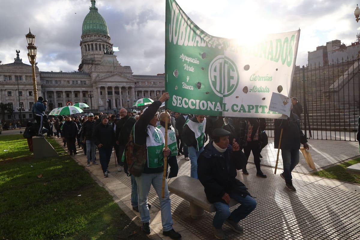 Uno de los gremios del Estado, ATE, reclama en las puertas del Congreso