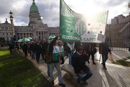 Uno de los gremios del Estado, ATE, reclama en las puertas del Congreso