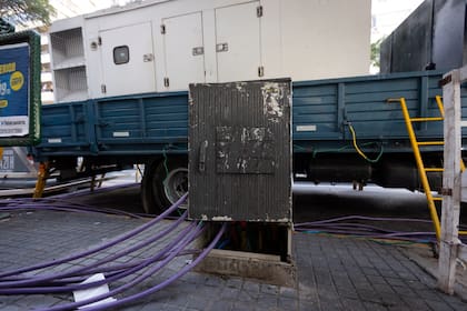 Uno de los grupos electrógenos instalados sobre Aníbal Troilo abastece de manera provisoria a edificios y comercios afectados por la falla