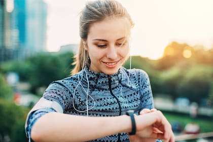 Uno de los hábitos más recomendados por los expertos es realizar una caminata al aire libre.