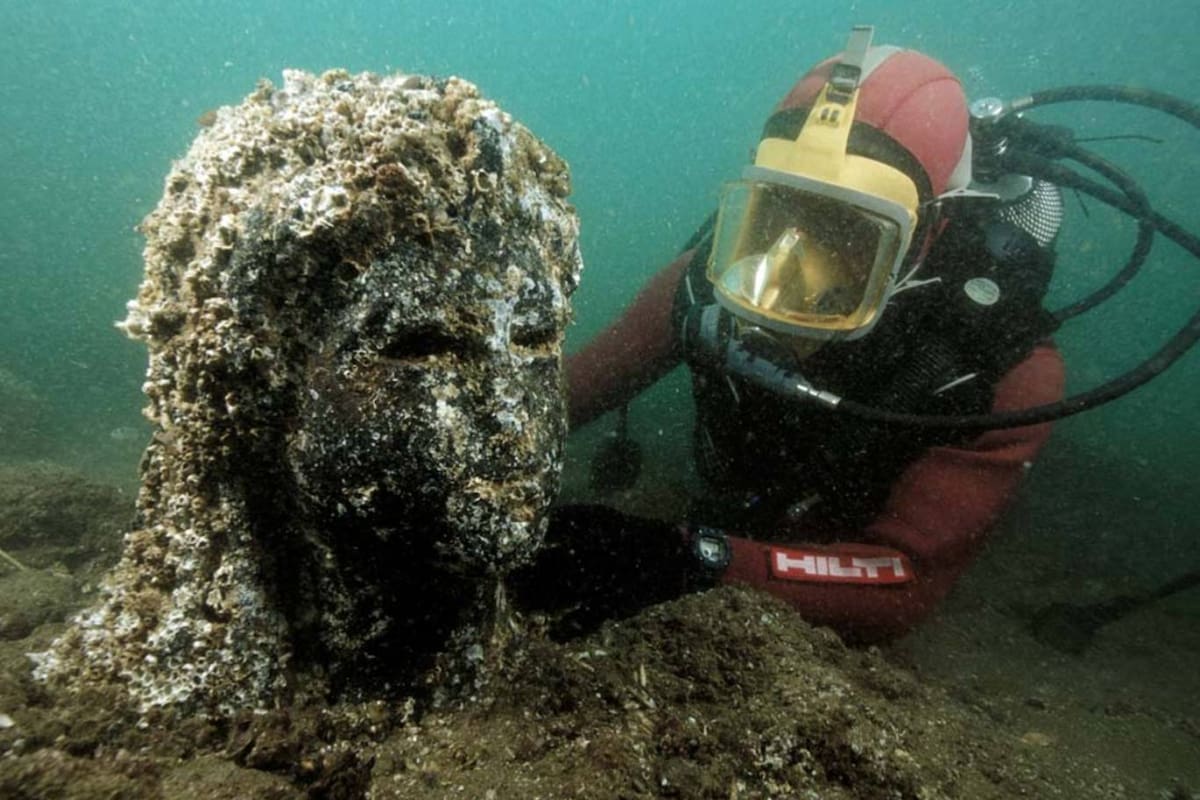 Uno de los hallazgos de Thonis-Heracleion es una estatua de piedra oscura, que podría ser de Cleopatra II o Cleopatra III, que se encontraba vestida con la túnica de la diosa Isis