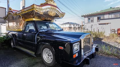 Uno de los hallazgos fue una pickup remodelada para funcionar como templo budista para un funeral.