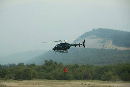 Uno de los helicópteros con el helibalde