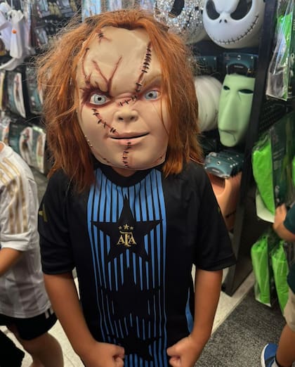 Uno de los hijos de Antonela y Leo con la máscara de Chucky (Foto: Instagram/@antonelaroccuzzo)