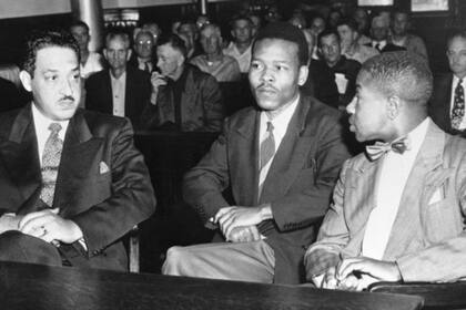 Uno de los hombres indultados, Walter Irvin, con sus abogados durante su nuevo juicio en 1952