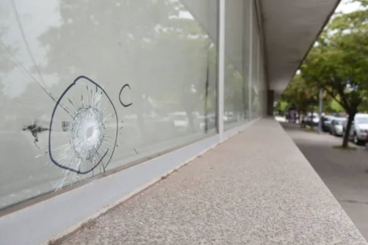 Uno de los impactos de bala en el centro de salud de Rosario