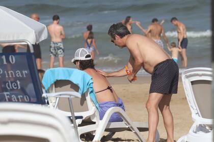 Uno de los imperdibles del verano: el protector solar; aquí, Darín le aplica a su mujer, Florencia Bas, en medio de un día a pleno sol