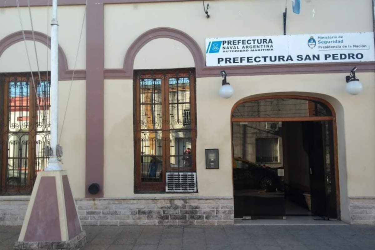 Uno de los imputados se entregó en la sede de la Prefectura Naval