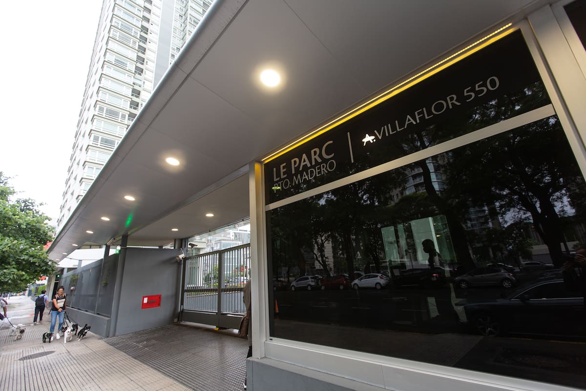 Uno de los ingreso del Complejo Le Parc, donde hace ocho años fue hallado sin vida Alberto Nisman.