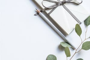 Uno de los invitados a un casamiento en EE.UU. se llevó una sorpresa cuando abrió la invitación y encontró un tierno mensaje en la tarjeta personal; "a menos que...", le escribieron los novios