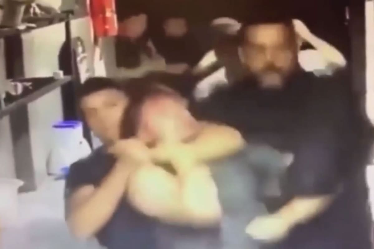 Uno de los jóvenes ofreció resistencia al ser expulsado del boliche y tuvo que ser forzado hasta la salida