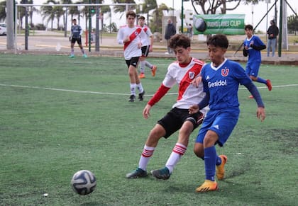 Uno de los jugadores de River Plate disputa la pelota en el partido que el conjunto argentino la ganó a Universidad de Chile