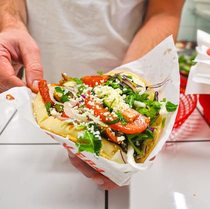 Uno de los kebabs de Sürpriz, una combinación de la receta berlinesa y árabe que tiene muchos adeptos en el distrito 11.