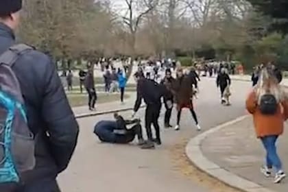 Uno de los ladrones fue atrapado por un segundo por uno de los transeúntes, pero luego se largó con otro cómplice y no pudo ser detenido