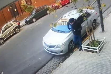 Uno de los ladrones fue filmado cuando se bajaba del automóvil y antes de ingresar en el edificio