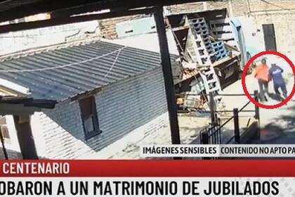 Uno de los ladrones persigue a la mujer