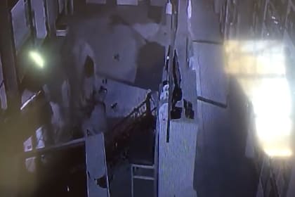 Uno de los ladrones tropezó y se le cayó le ojo de vidrio