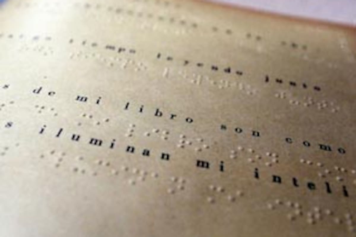 Uno de los libros del centro, impreso en sistema Braille