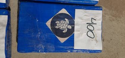 Uno de los logos que marcaban el cargamento de cocaína decomisado en Joaquín V. González