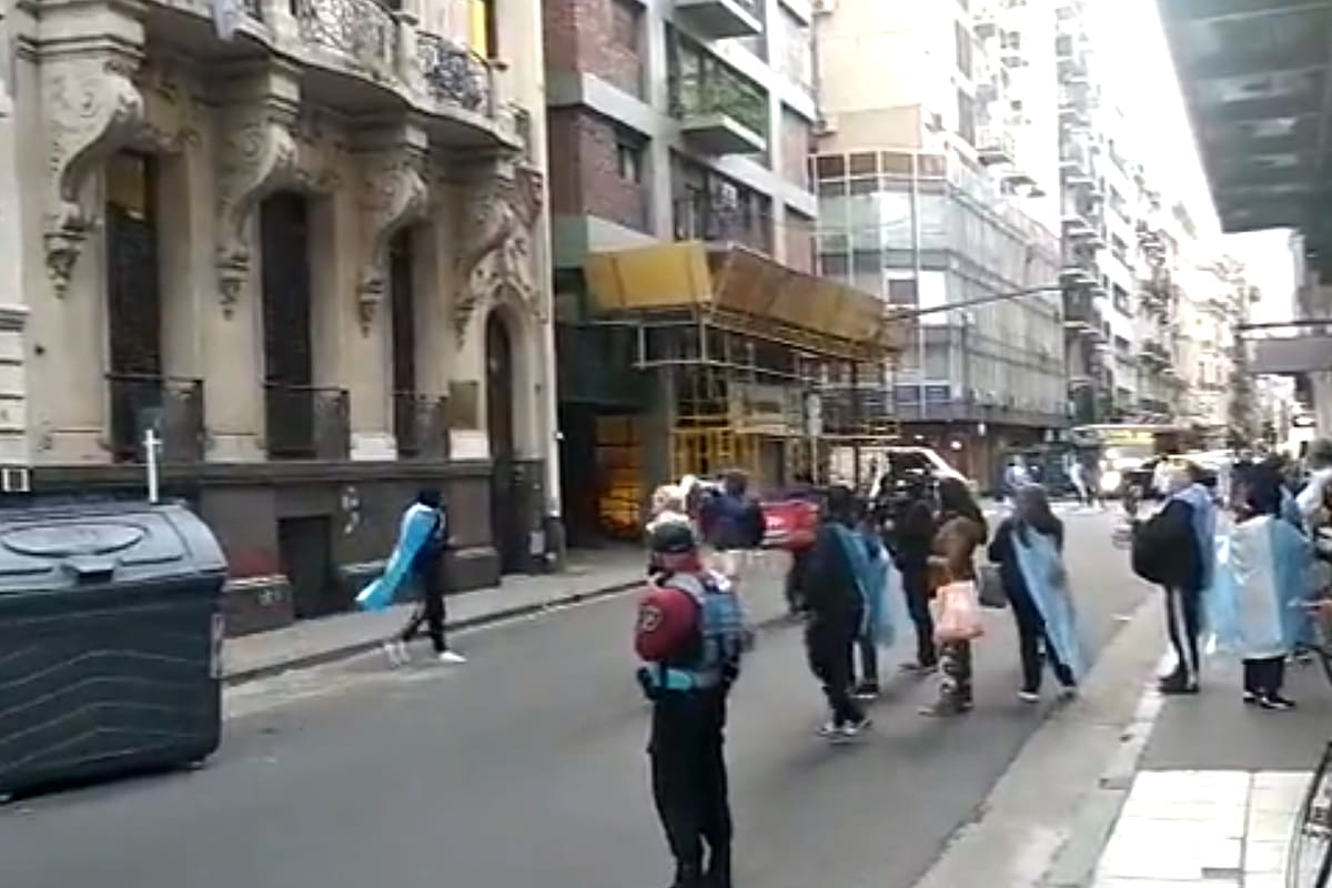 Uno de los manifestantes amenazó, a través de un megáfono, a Cristina Kirchner.