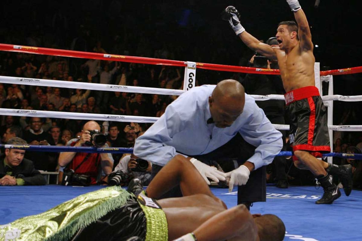 Uno de los mejores KO del año: Maravilla Martínez celebra; Wiliams, derribado