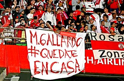 Uno de los mensajes en forma de bandera que aparecieron el domingo en el Monumental, cuando River jugó con Defensa y Justicia
