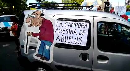Uno de los mensajes en la movilización opositora por el vacunatorio vip