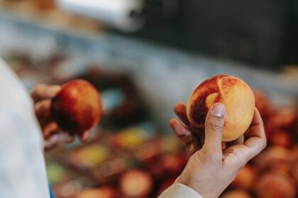 Uno de los métodos más utilizados es el de apretar el fruto para notar su consistencia