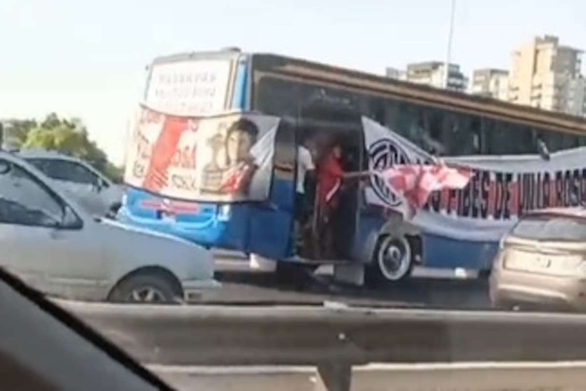 Uno de los micros con hinchas de River, en la autopista Panamericana