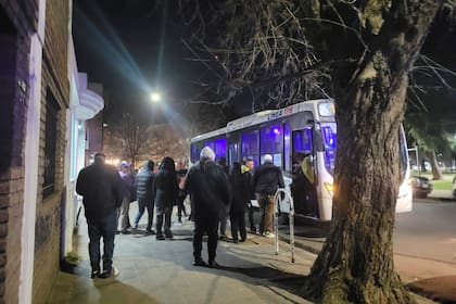 Uno de los micros que trasladó a los militantes libertarios hacia La Plata