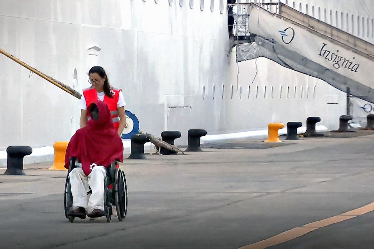 Uno de los migrantes que fue rescatado por el crucero Insignia