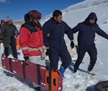 Uno de los mineros es socorrido por el equipo de rescate