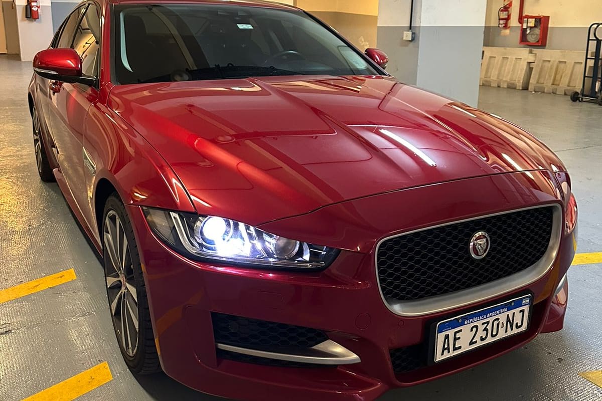 Uno de los modelos más destacados de la subasta es un Jaguar de 2020