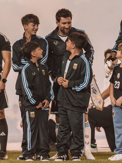 Uno de los momentos más emotivos de la jornada fue cuando Lionel Messi estuvo junto a sus hijos en el campo de juego
